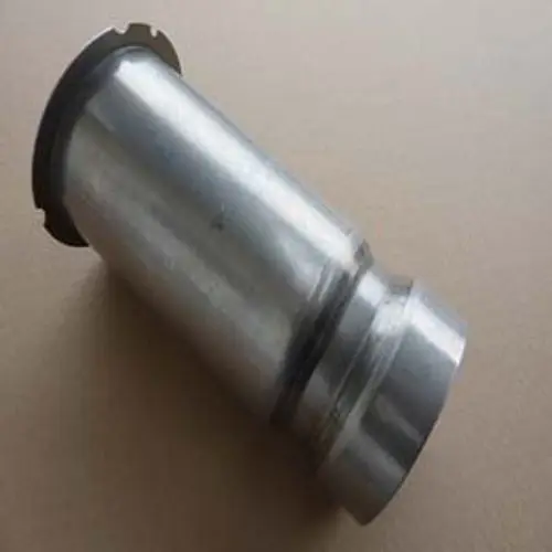 Flammrohr aus Metall mit zylindrischer Form, hergestellt von Remeha. Das Rohr hat eine glatte Oberfläche und ist an einem Ende verjüngt.